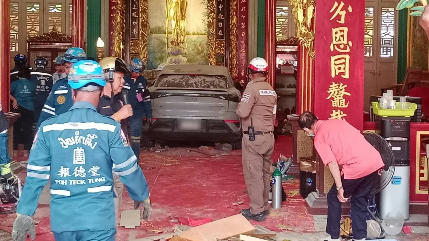 ระทึกเยาวราช! เก๋งไฟฟ้าพุ่งชนศาลเจ้าแม่กวนอิม เจ็บ 3