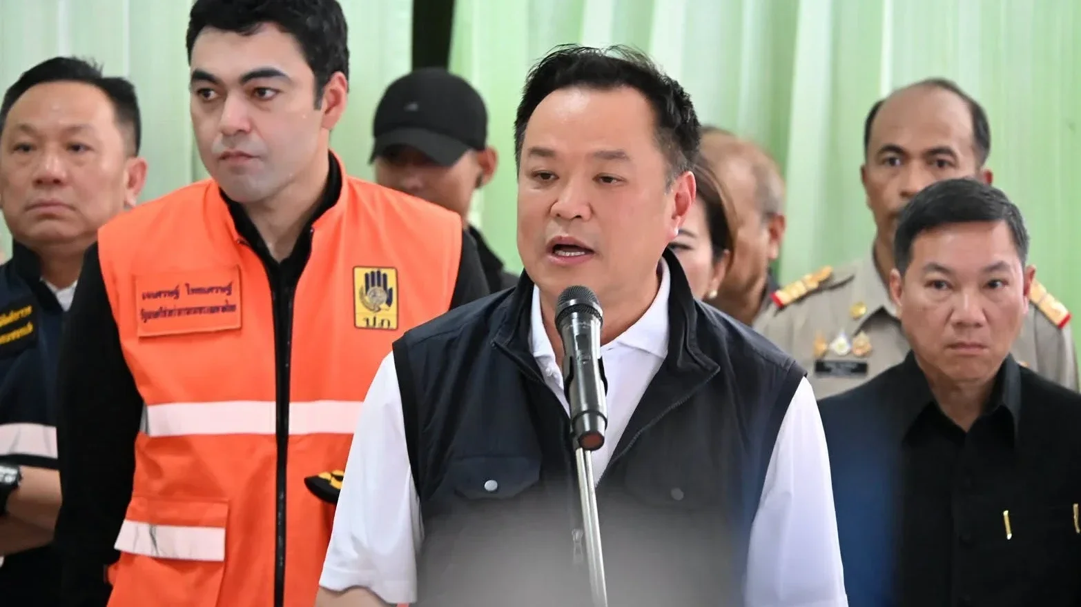 “อนุทิน” ลงนครสวรรค์ เร่งศูนย์พักพิง–คุมระบายน้ำ ย้ำแยกสิทธิเยียวยากับประกันภัยพิบัติ