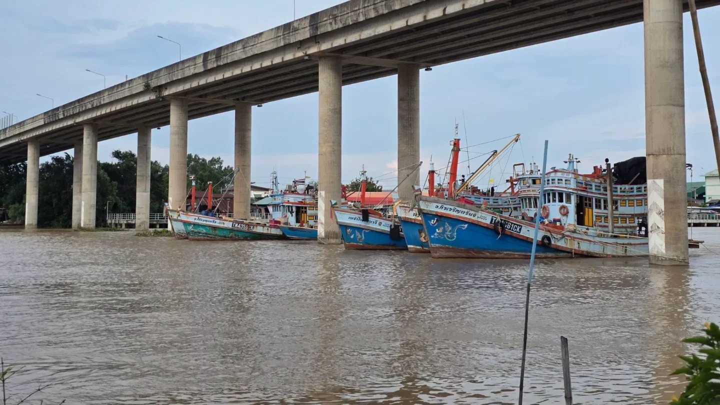 พลังคนแม่กลอง นำเรือประมง ช่วยผลักดันน้ำลงทะเล
