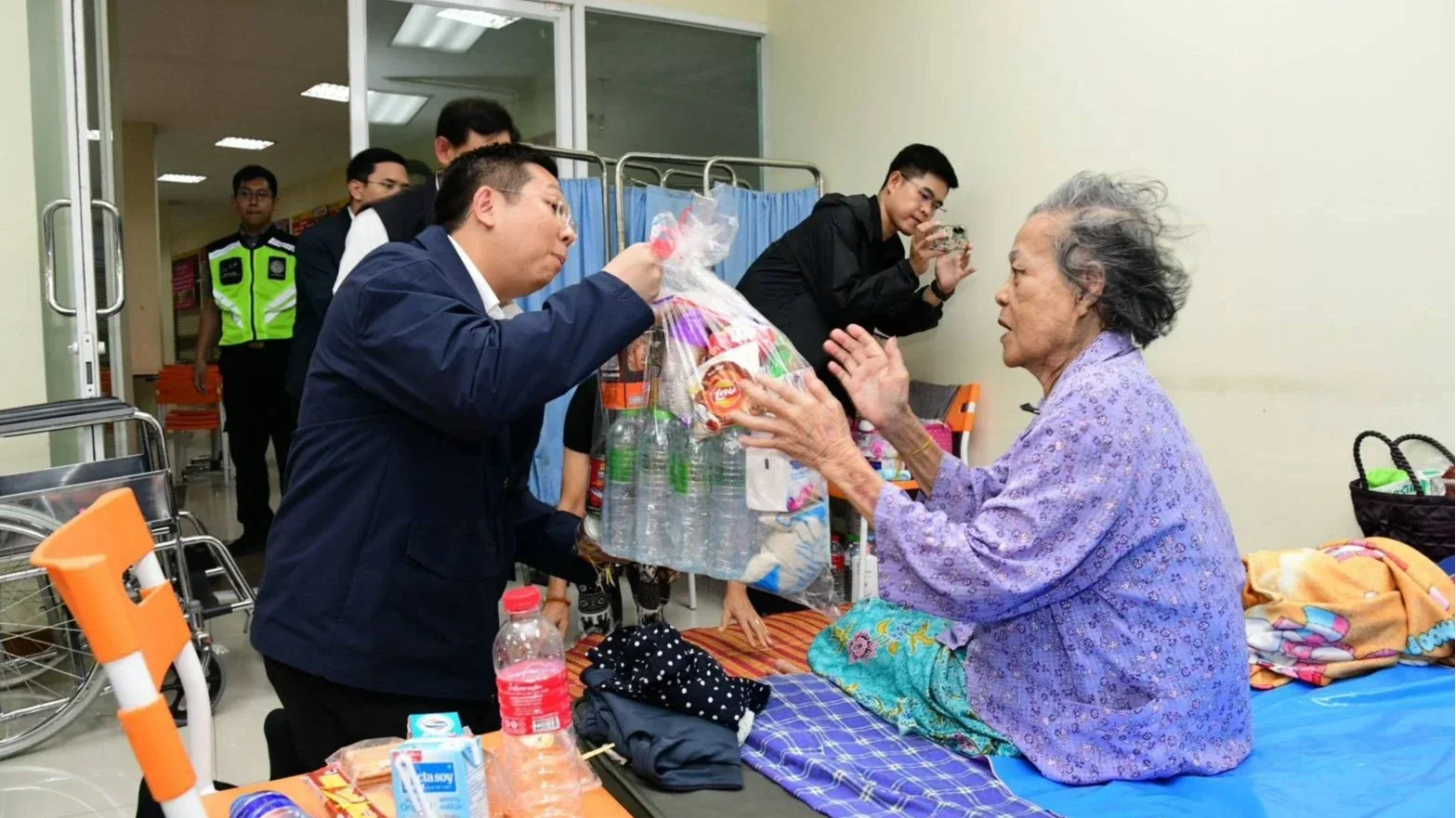 “ภัทรพงศ์” ห่วงใยประชาชนผู้ประสบอุทกภัย ลงพื้นที่ปทุมธานี - ฉะเชิงเทรา
