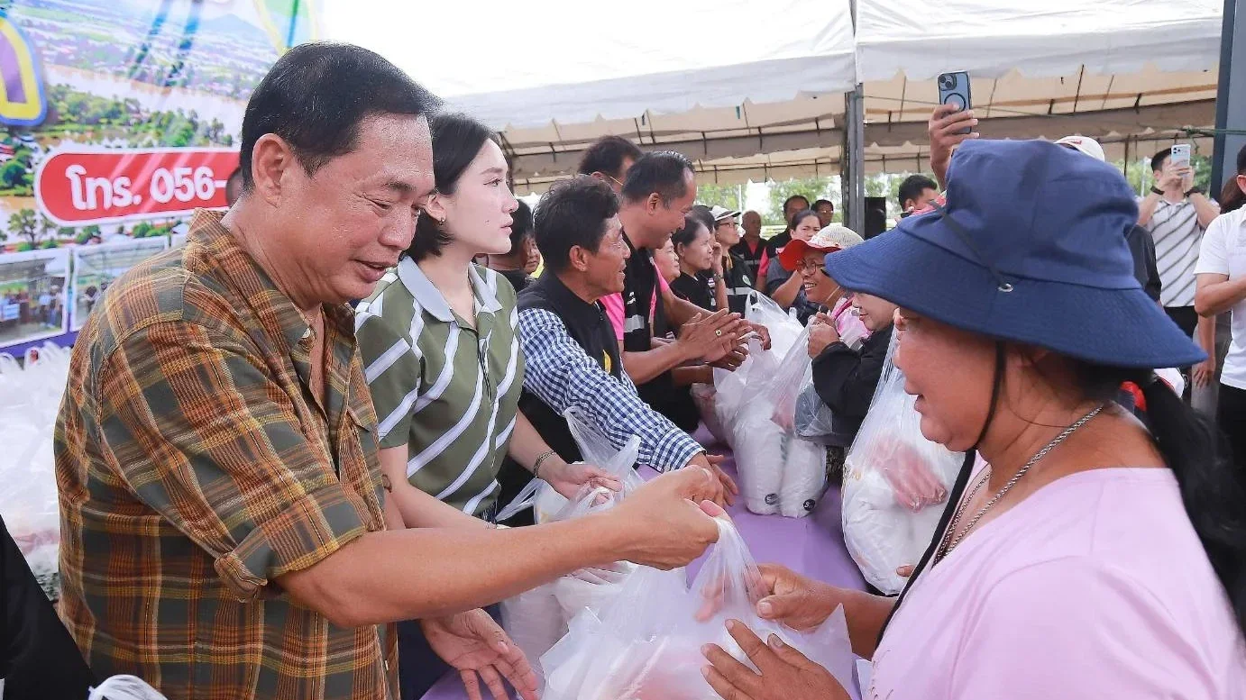 อนุชา ไม่ทิ้งชาวบ้าน! ลุยน้ำท่วม อ.สรรพยา มอบถุงยังชีพเยียวยาชัยนาท