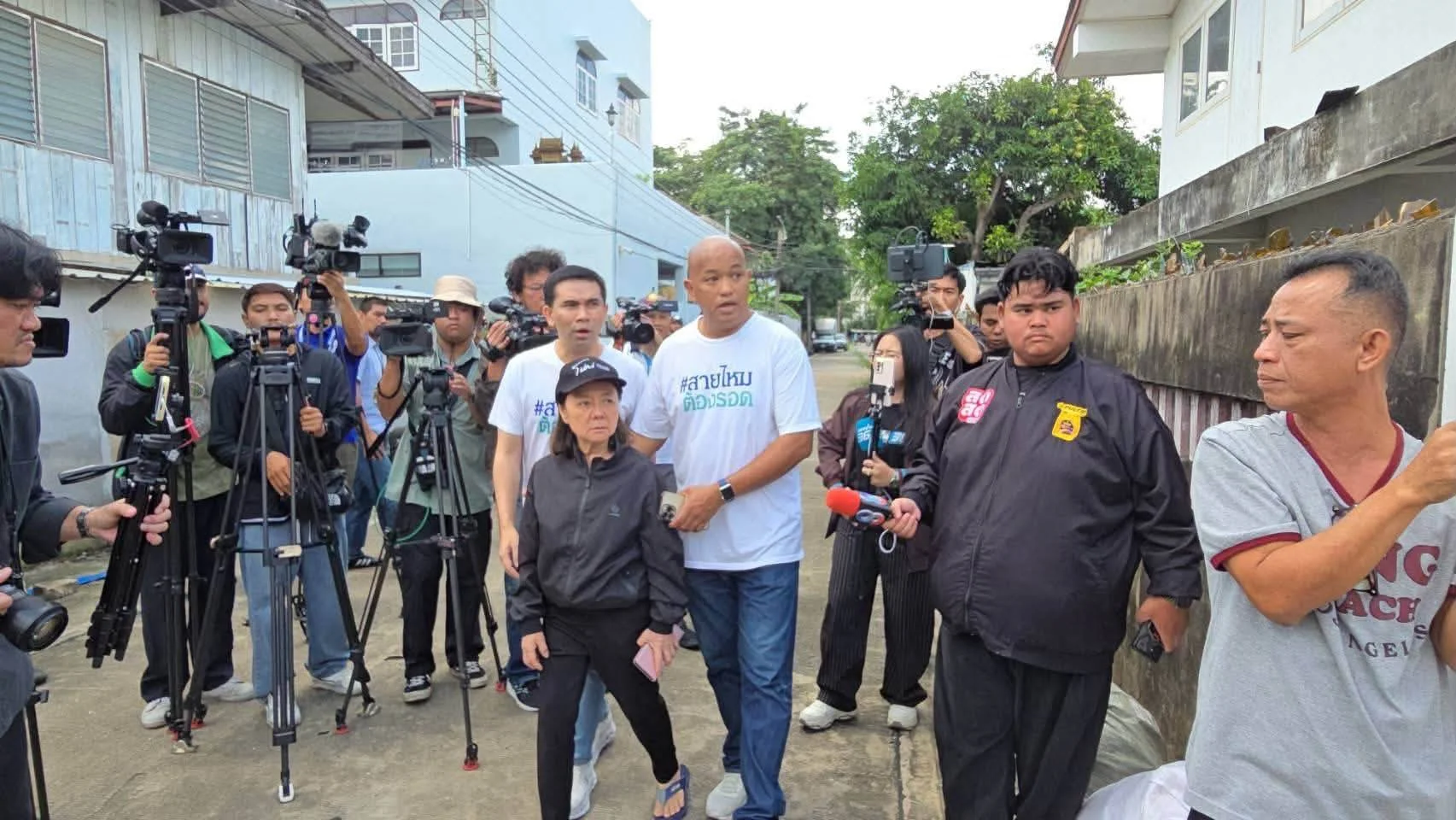 แม่ภัทร" แจ้งความเอาผิดลูกชาย และนำตำรวจชี้จุดถูก 2 อาสาอุ้มขึ้นรถตู้