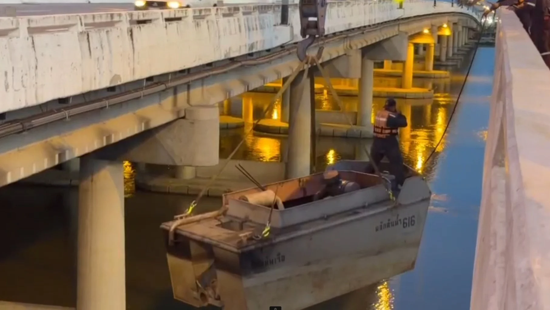 ทร. ส่งเรือผลักดันน้ำ 10 ลำ เร่งระบายน้ำบางปะกง
