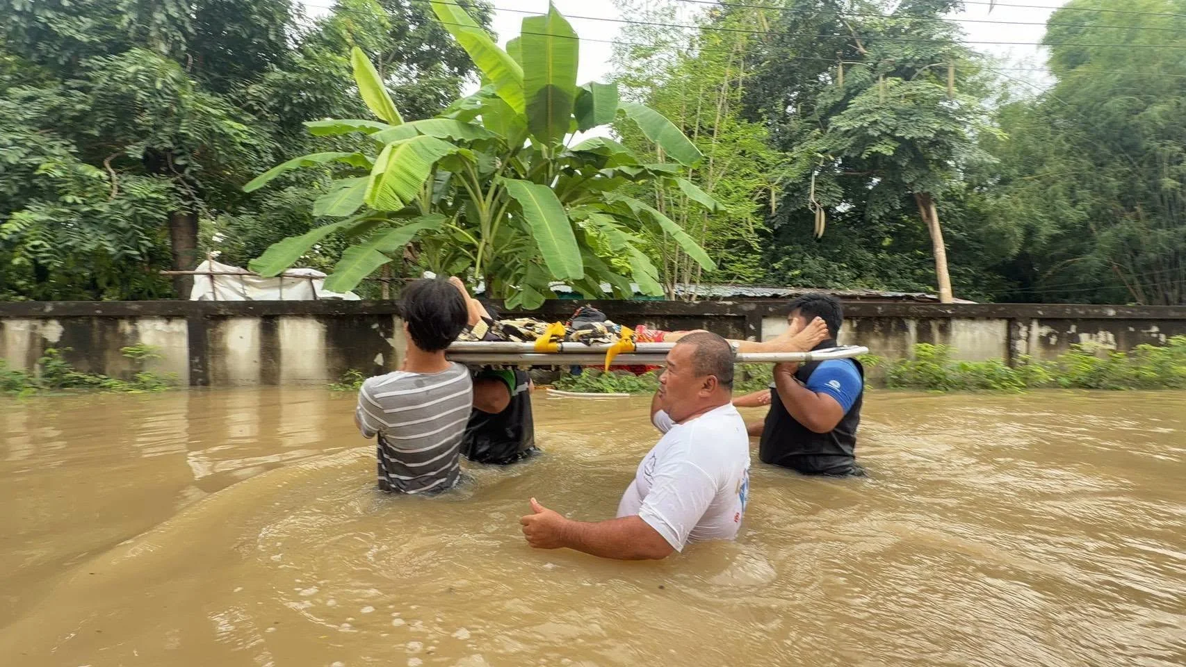 เพชรบุรีอ่วม! มวลน้ำทะลักท่วมเขาย้อย ชาวบ้านเดือดร้อนหนัก