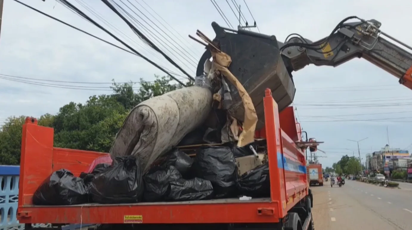 ปราจีนบุรีเร่งฟื้นเมือง เก็บขยะน้ำท่วมกว่า 100 ตัน