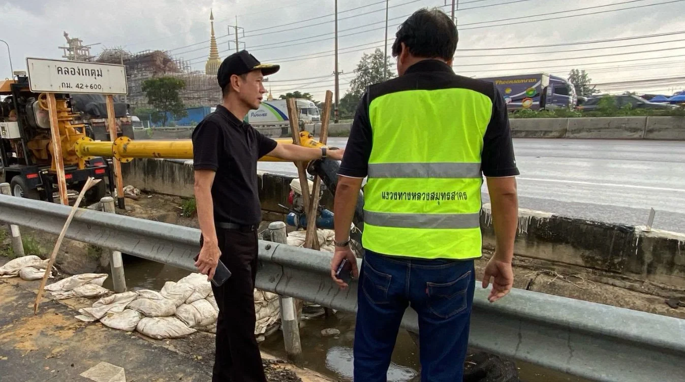 ผู้ว่าฯ สมุทรสาครลงพื้นที่พระราม 2 สั่งเพิ่มกำลังสูบน้ำ