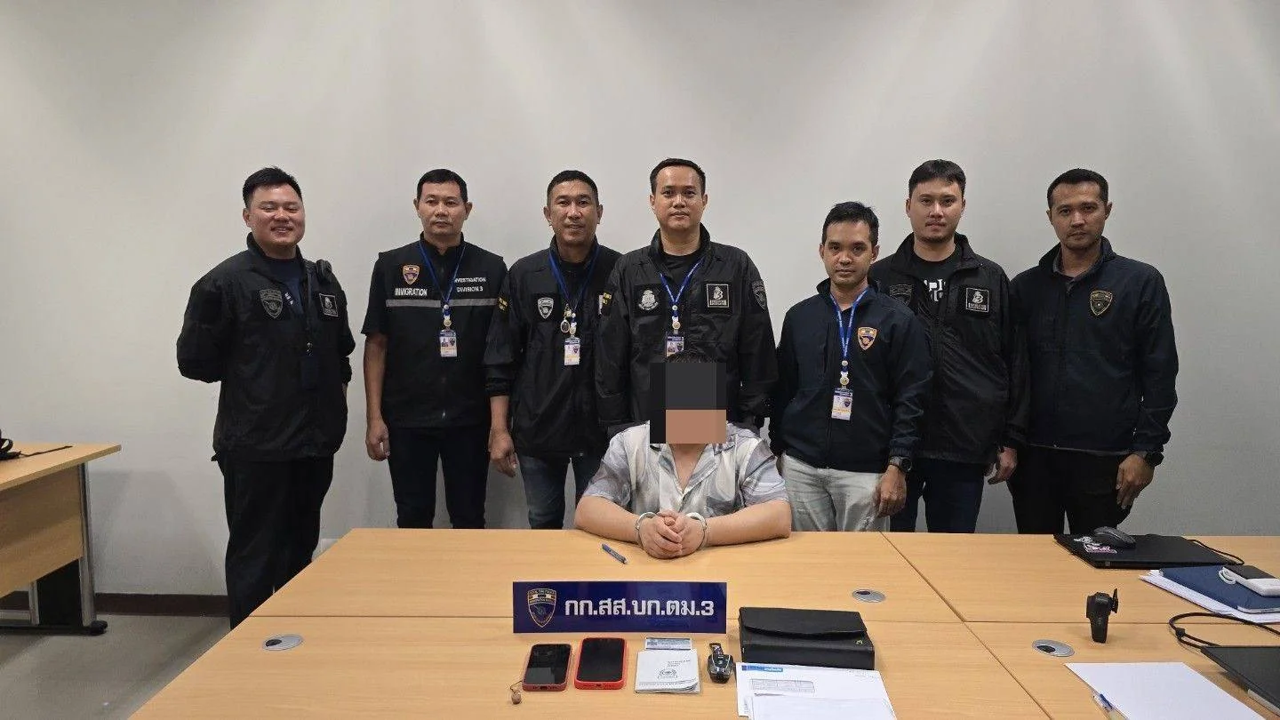 ตม.บุกบ้านหรูรามคำแหง รวบจีนหนีหมายจับ ฟอกเงิน 2 พันล้าน