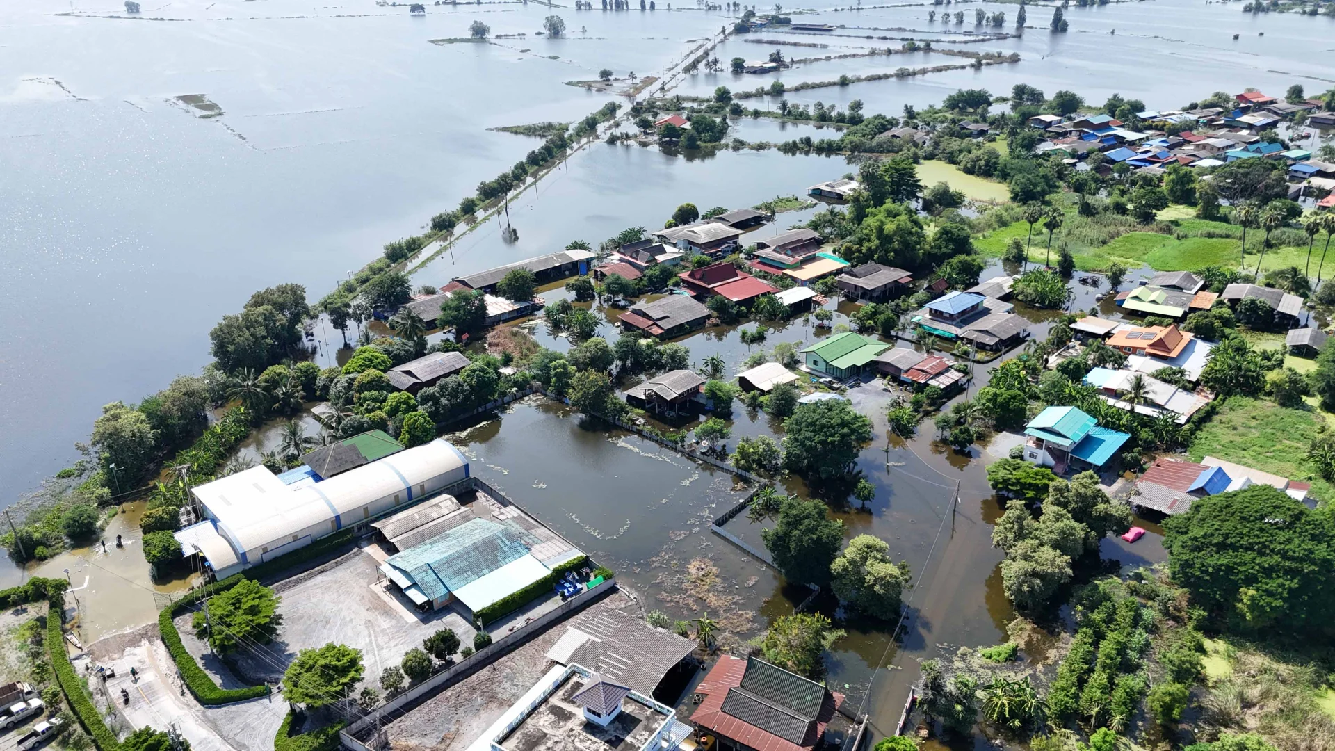 น้ำท่วมสุพรรณฯ ลาม 10 อำเภอ! ถนนถูกตัดขาด พื้นที่เกษตรจมน้ำ