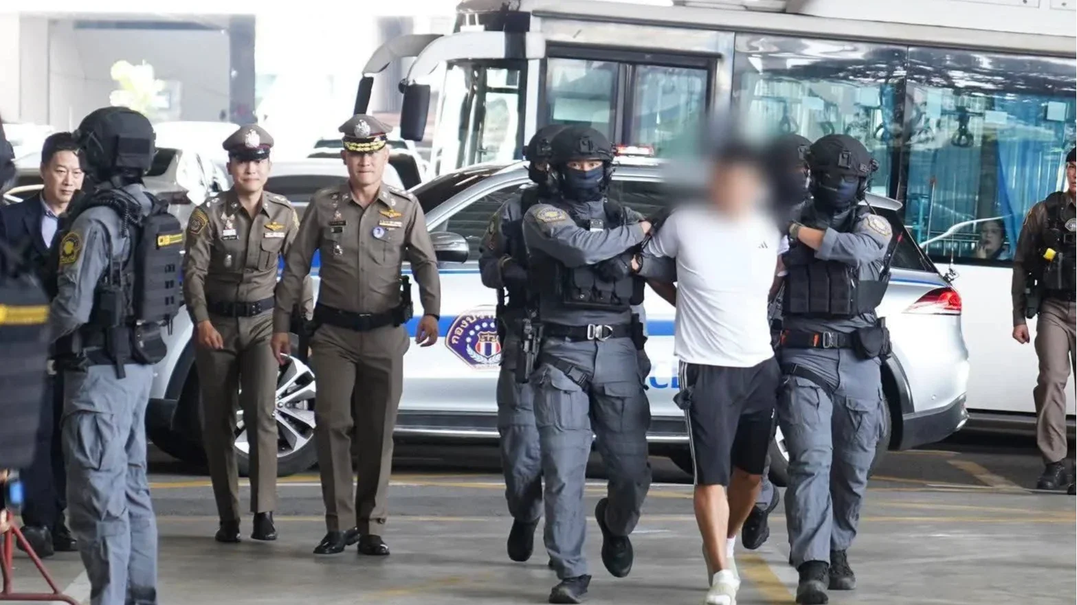 สื่อจีนเปิดคลิปนาทีตำรวจไทยรวบ ‘เสอ จื้อเจียง’ บิ๊กบอสสแกมเมอร์เมียวดี