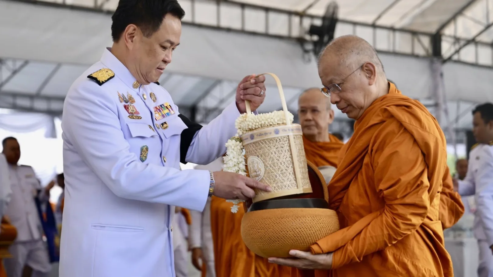 “อนุทิน” นำทำบุญตักบาตร 193 รูป ถวายพระราชกุศลพระบรมราชชนนีพันปีหลวง
