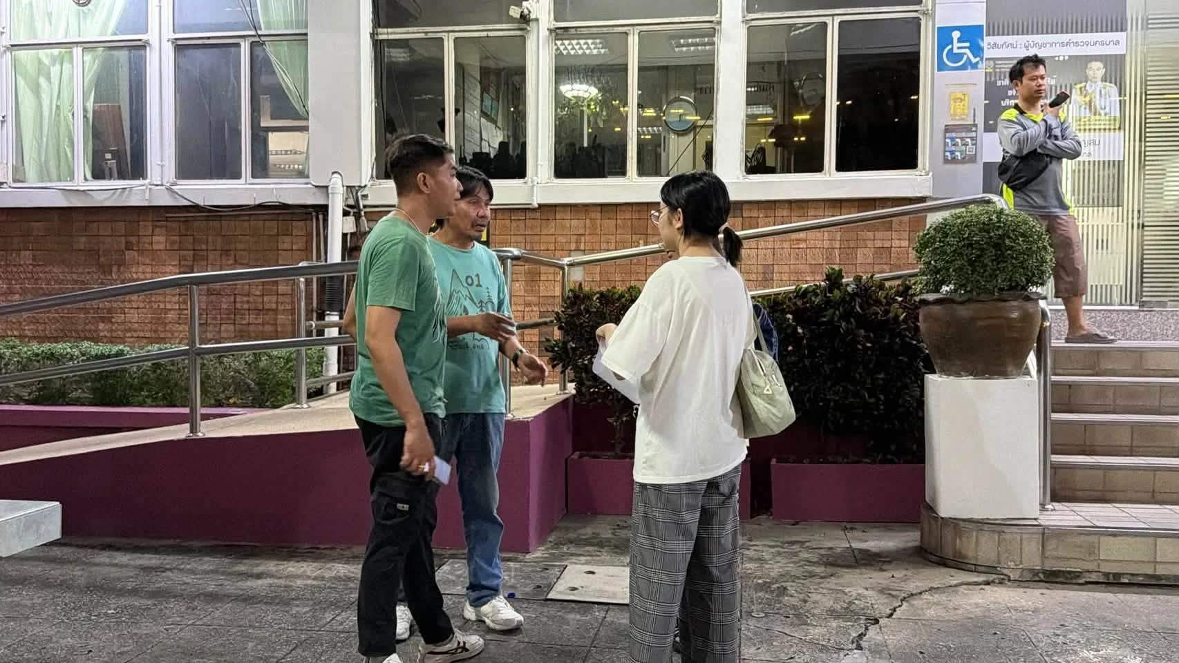 นิสิตสาว ไหวพริบดี ถูก 'แก๊งสแกมเมอร์' โทรฯ หลอก อ้างเป็นตำรวจ โชคดีเห็นจากข่าว หวิดสูญเงิน
