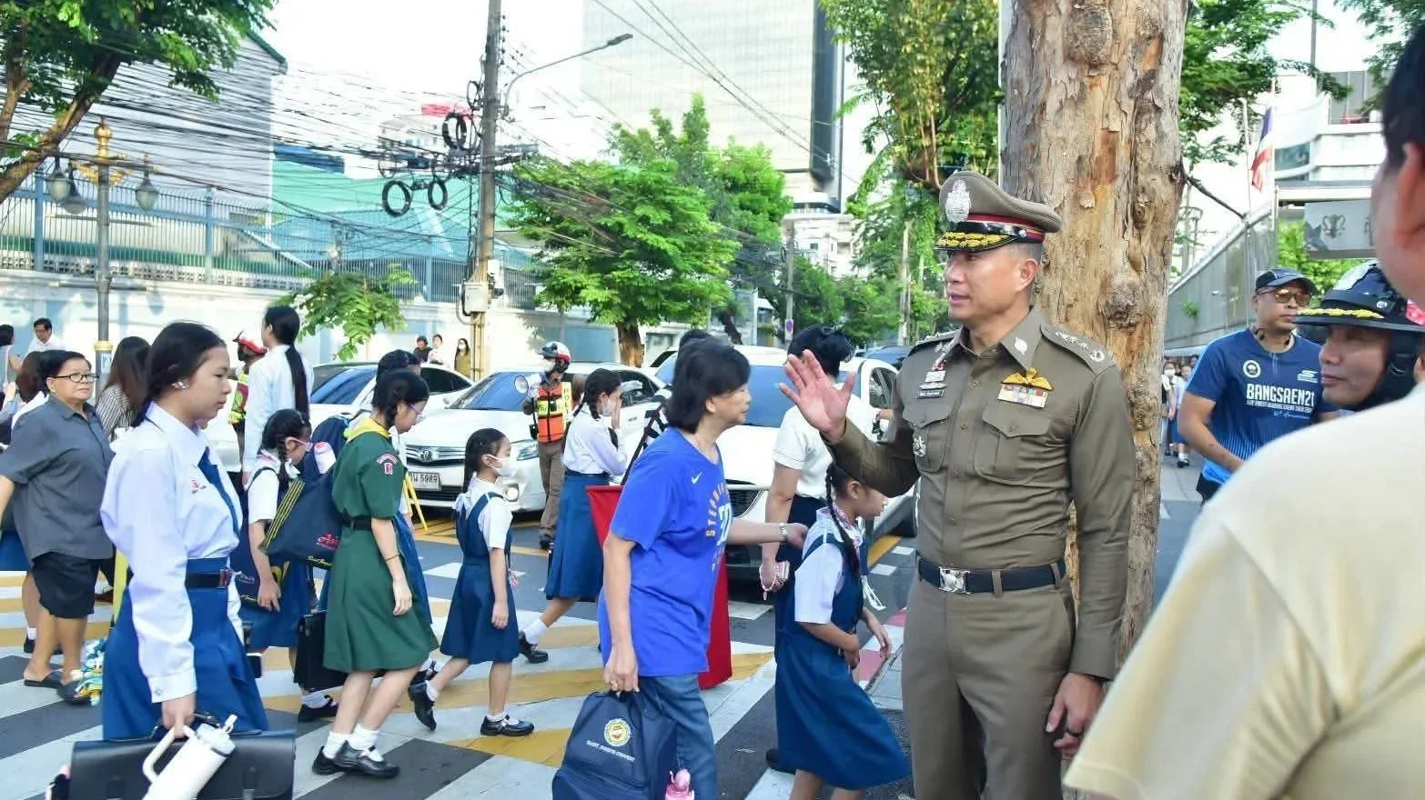 รอง ผบ.ตร. ลงพื้นที่รับเปิดเทอม ดูแลความปลอดภัยนักเรียน พร้อมติดตามการใช้ระบบไฟจราจรอัจฉริยะ