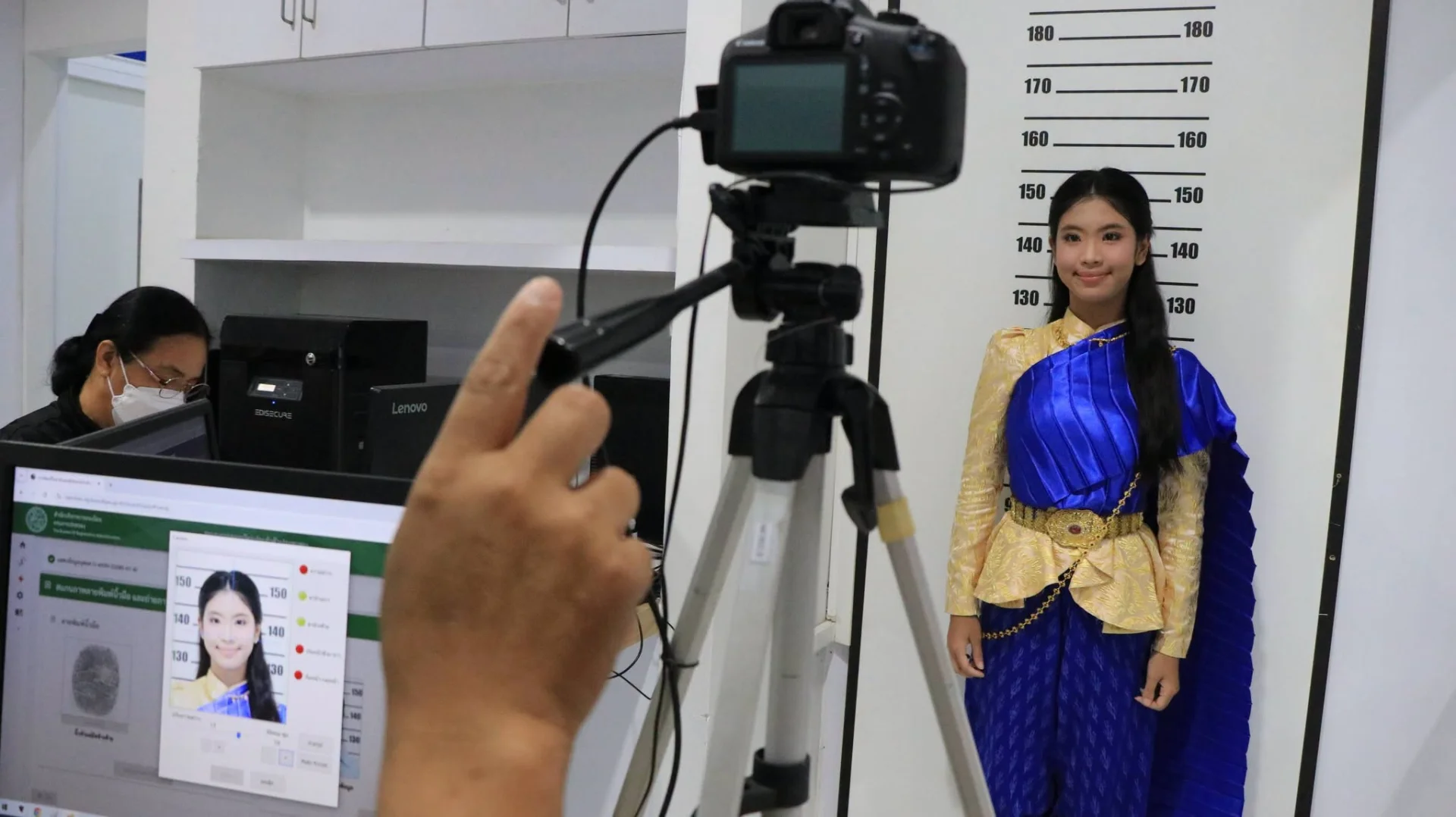 พิษณุโลกฟีเวอร์! แห่ใส่ชุดไทยถ่ายบัตรประชาชน