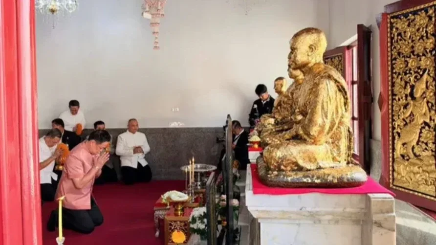 อนุทิน กราบสมเด็จพุฒาจารย์โต วัดระฆังฯ