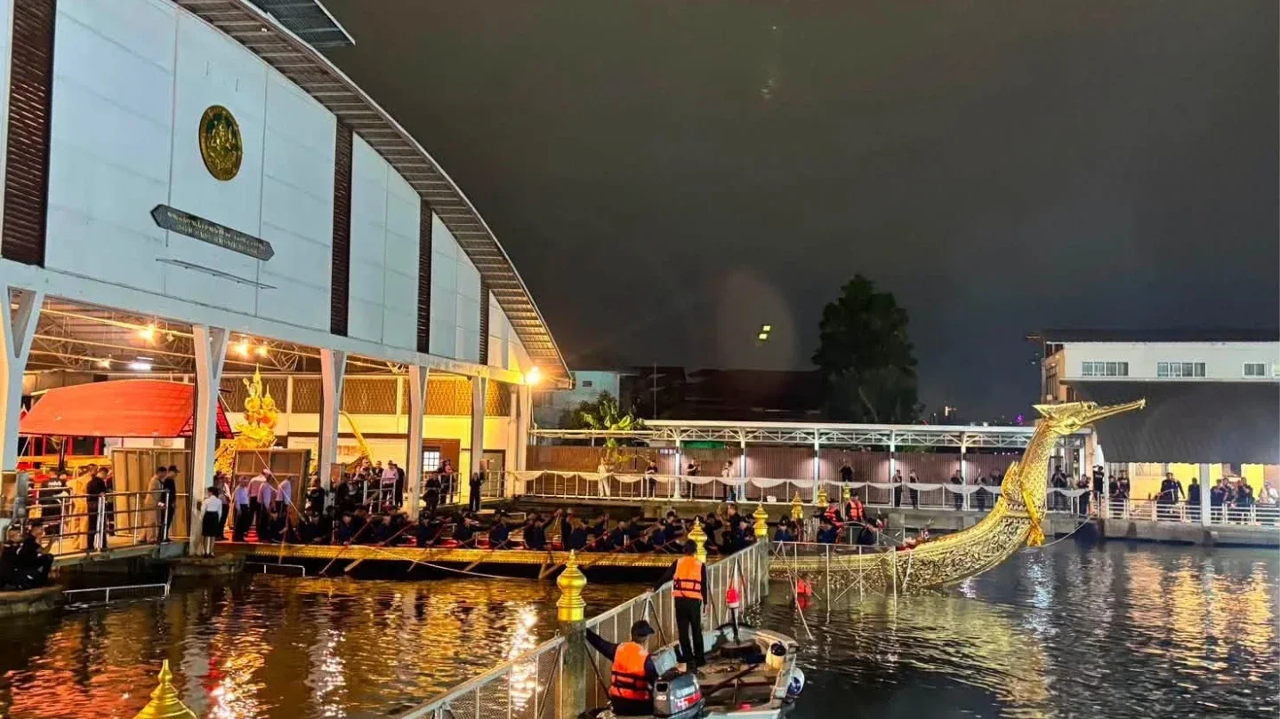 พิธีอัญเชิญ "เรือพระที่นั่งสุพรรณหงส์" ลงสู่สายน้ำ