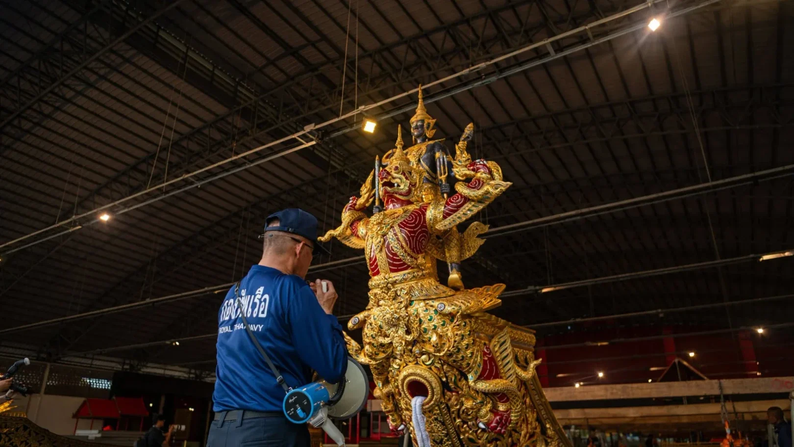 พิธีอัญเชิญ "เรือพระที่นั่งนารายณ์ทรงสุบรรณ รัชกาลที่ ๙" ลงสู่สายน้ำ