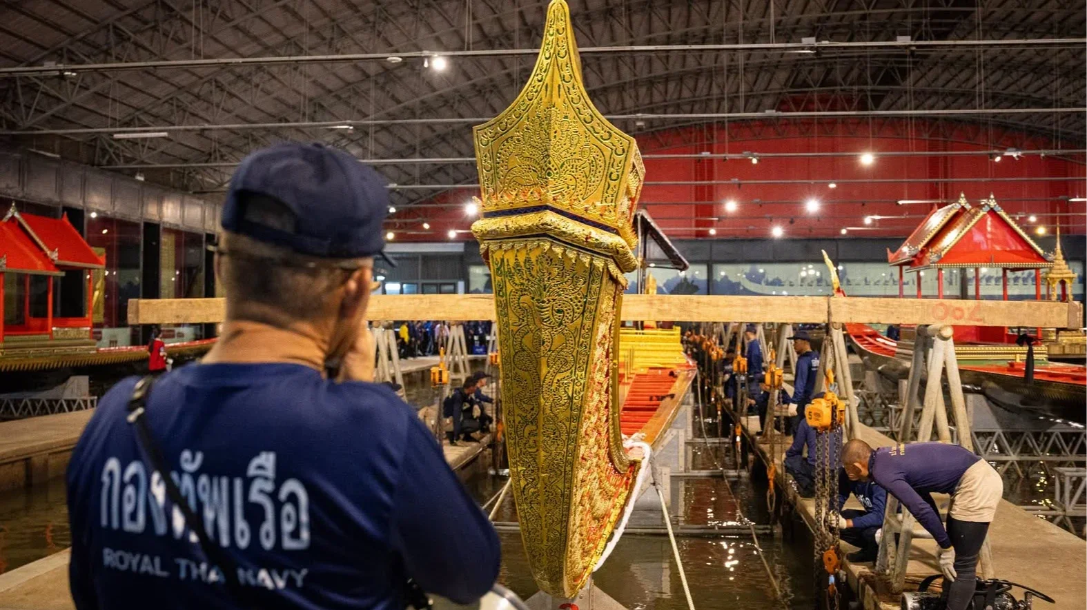 พิธีอัญเชิญ "เรือพระที่นั่งอเนกชาติภุชงค์" ลงสู่สายน้ำ