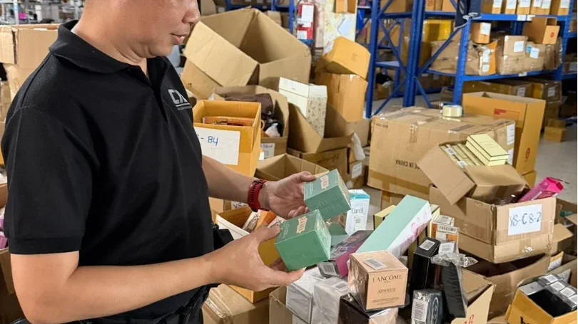 บุกโกดังหนองแขม! ยึดอาหารเสริม–น้ำหอมปลอม 5 ล้าน