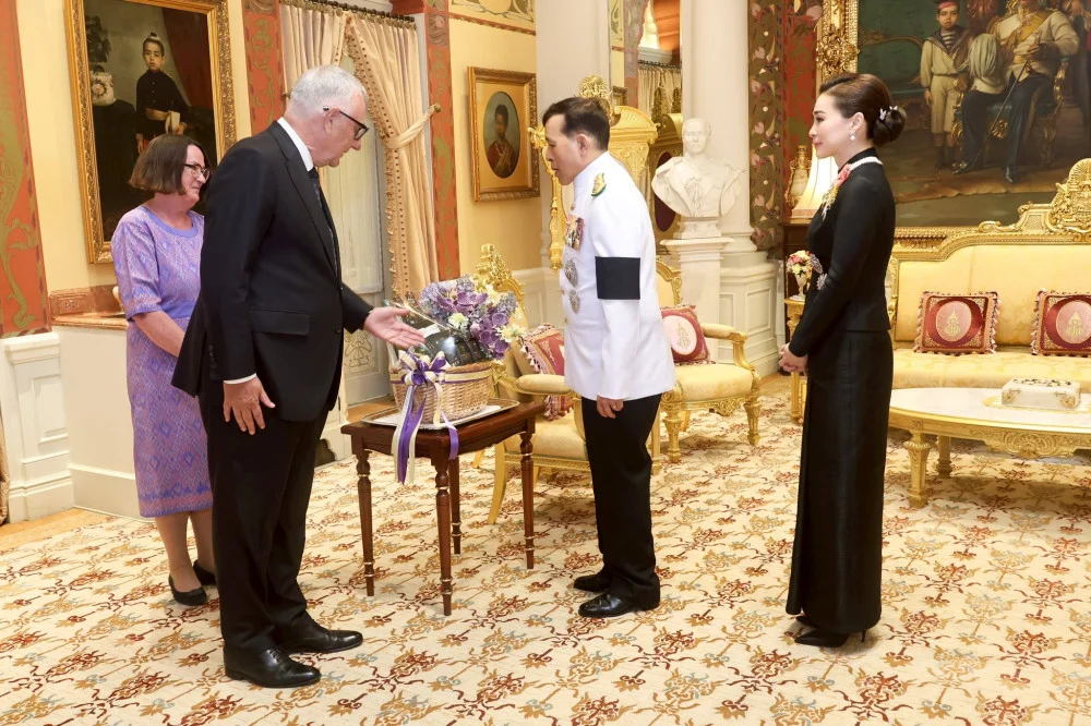 วันที่ ๑๒ พฤษภาคม ๒๕๖๙ เวลา ๑๘.๔๔ น. พระบาทสมเด็จพระเจ้าอยู่หัว และสมเด็จพระนางเจ้า ฯ พระบรมราชินี เสด็จออก ณ พระที่นั่งอัมพรสถาน พระราชวังดุสิต