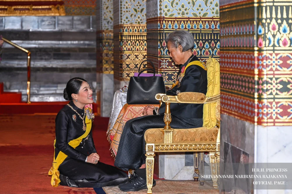 กรมสมเด็จพระเทพรัตนราชสุดาฯ สยามบรมราชกุมารี ทรงมีพระราชปฏิสันถาร กับ สมเด็จพระเจ้าลูกเธอ เจ้าฟ้าสิริวัณณวรี นารีรัตนราชกัญญา ขณะเฝ้ารอรับเสด็จ