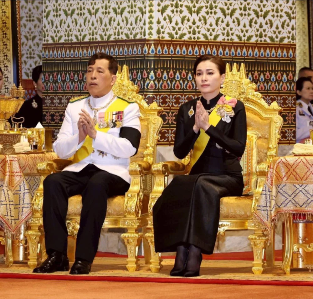 ในหลวง-พระราชินี เสด็จฯ ไปในการพระราชพิธีฉัตรมงคล พุทธศักราช ๒๕๖๙ ณ พระที่นั่งอมรินทรวินิจฉัย พระบรมมหาราชวัง