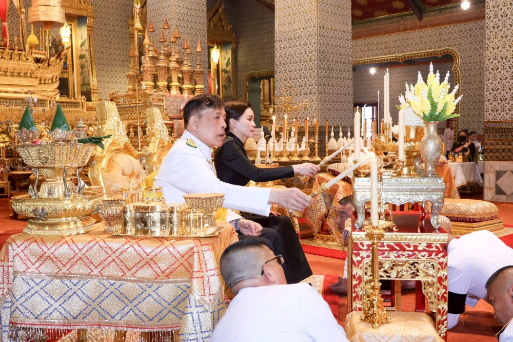 วันนี้ (2 พฤษภาคม 2569) "ในหลวง-พระราชินี" ทรงบําเพ็ญพระราชกุศลทักษิณานุปทาน ในการพระราชพิธีฉัตรมงคล