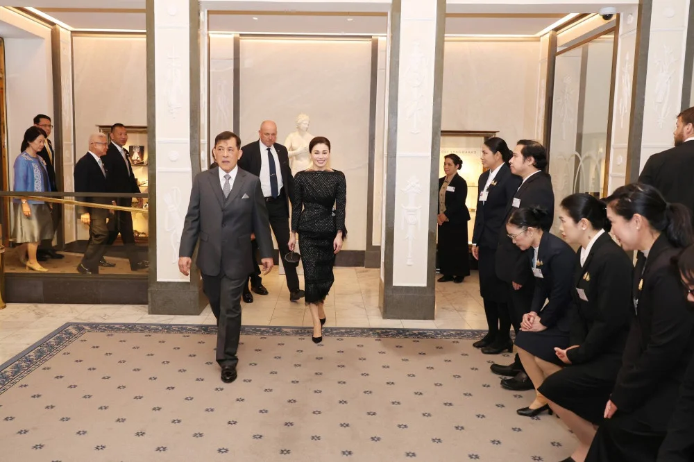 ในหลวง-พระราชินี เสด็จฯ กลับประเทศไทย หลังทรงร่วมพระราชพิธี ๘๐ พรรษา กษัตริย์สวีเดน และจะถึงท่าอากาศยานทหาร ดอนเมือง ในวันเสาร์ที่ ๒ พฤษภาคม เวลา ๐๙.๐๐ น.