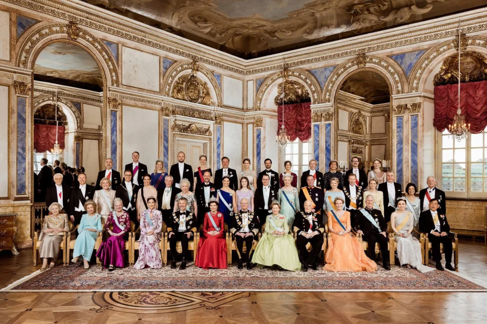 พระบรมฉายาลักษณ์ เนื่องในโอกาสพระราชพิธีมหามงคลเฉลิมพระชนมพรรษา ๘๐ พรรษา สมเด็จพระราชาธิบดีคาร์ลที่ ๑๖ กุสตาฟ แห่งสวีเดน ณ พระราชวังหลวง กรุงสตอกโฮล์ม ราชอาณาจักรสวีเดน