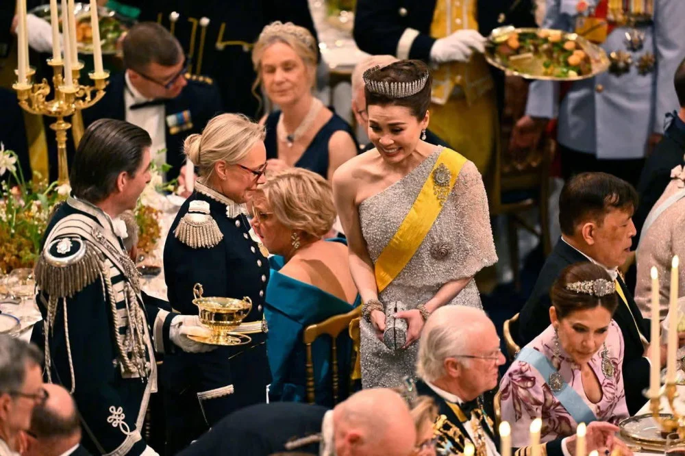 พระบาทสมเด็จพระวชิรเกล้าเจ้าอยู่หัว และสมเด็จพระนางเจ้าสุทิดาฯ พระบรมราชินี เสด็จพระราชดําเนินไปทรงร่วมพิธีพระราชทานเลี้ยงพระกระยาหารค่ําอย่างเป็นทางการ หรือกาล่าดินเนอร์