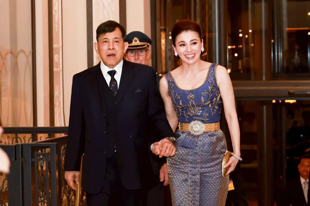 วันที่ ๒๙ เมษายน ๒๕๖๙ (ในช่วงค่ํา) พระบาทสมเด็จพระเจ้าอยู่หัว  และสมเด็จพระนางเจ้า ฯ พระบรมราชินี  เสด็จพระราชดําเนินโดยรถยนต์พระที่นั่ง จากที่ประทับแรม แกรนด์ โฮเทล (Grand Hotel)