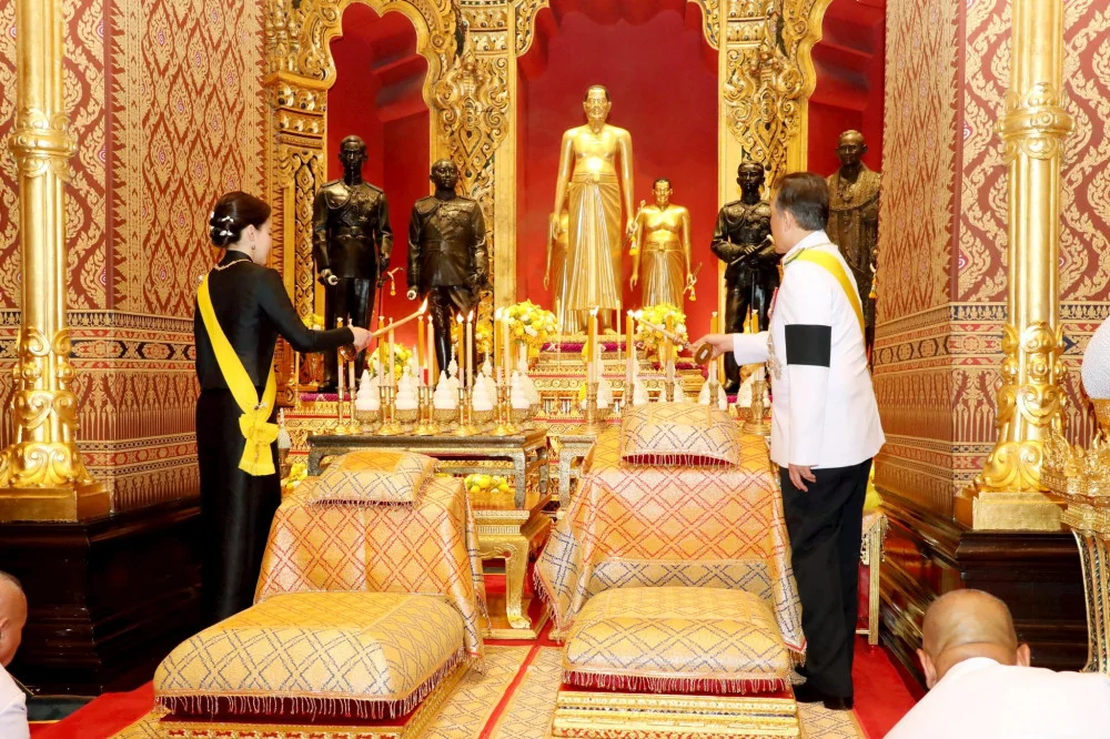 พระบาทสมเด็จพระเจ้าอยู่หัว และสมเด็จพระนางเจ้า ฯ พระบรมราชินี เสด็จพระราชดําเนินไปยังพระอุโบสถวัดพระศรีรัตนศาสดาราม เนื่องในวันที่ระลึกมหาจักรีบรมราชวงศ์