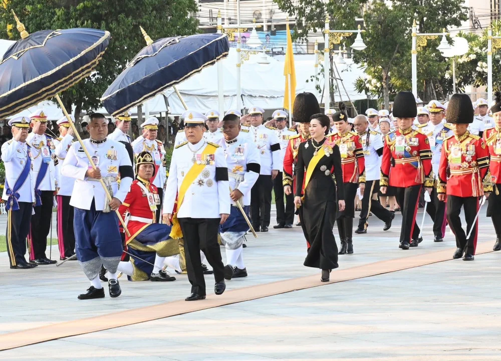 ในหลวง - พระราชินี เสด็จฯไปทรงวางพานพุ่มดอกไม้ ณ พระบรมราชานุสรณ์สมเด็จพระพุทธยอดฟ้าจุฬาโลกมหาราช เนื่องในโอกาสวันที่ระลึกมหาจักรีบรมราชวงศ์