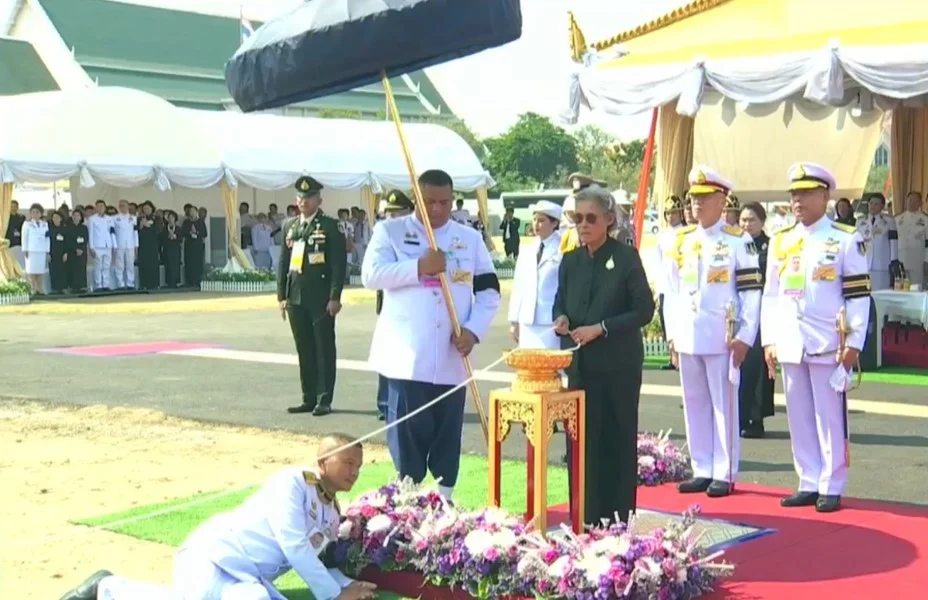 วันศุกร์ที่ 3 เมษายน 2569 กรมสมเด็จพระเทพรัตนราชสุดาฯ  เสด็จพระราชดําเนินไปทรงประกอบพิธียกเสาพระเมรุมาศ