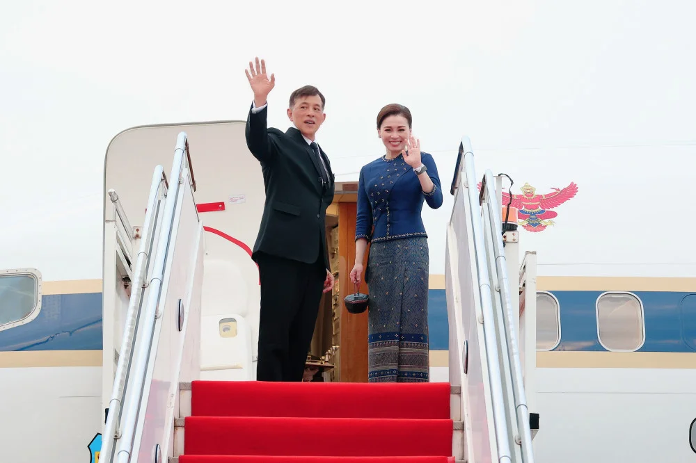 ในหลวง-ราชินี เสด็จพระราชดําเนินกลับยังราชอาณาจักรไทย เมื่อเวลาประมาณ ๑๙.๓๐ นาฬิกา