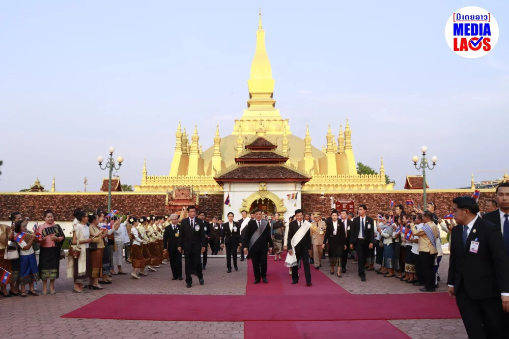 ในหลวง–พระราชินี เสด็จเยือนพระธาตุหลวงเวียงจันทน์ สานสัมพันธ์ไทย–ลาว