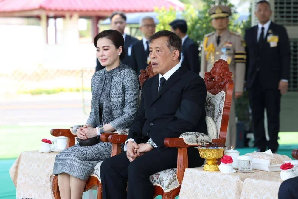 ในหลวง - พระราชินี เสด็จฯ ทอดพระเนตร ศูนย์พัฒนาและบริการด้านการเกษตรห้วยซอน-ห้วยซั้ว (หลัก ๒๒) เมืองนาซายทอง นครหลวงเวียงจันทน์