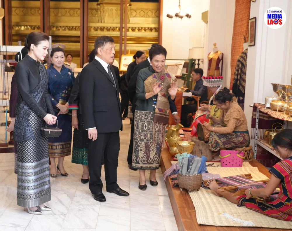 ในหลวง - ราชินี เสด็จพระราชดําเนินทอดพระเนตรตําหนักผ้าไหมลาวโบราณ