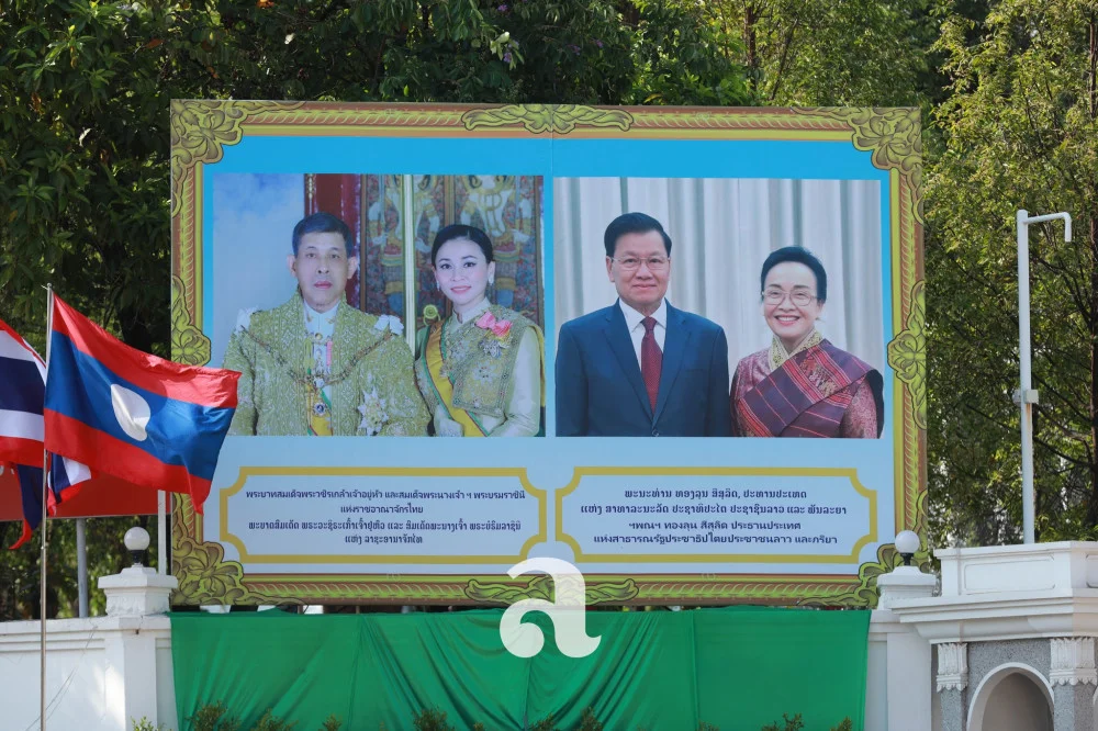 ประประชาชนชาวลาวเฝ้าฯ รับเสด็จ ‘ในหลวง-ราชินี’ อย่างเนืองแน่นตลอดเส้นทางเสด็จฯ สู่"หอคํา"