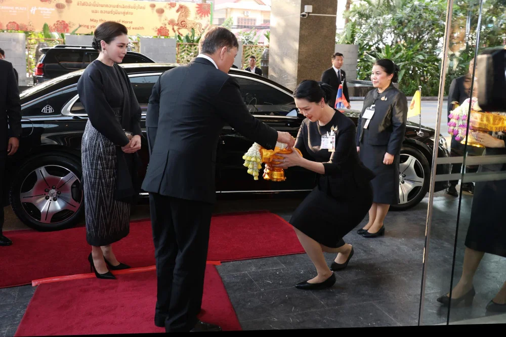 พระบาทสมเด็จพระเจ้าอยู่หัว และสมเด็จพระนางเจ้า ฯ พระบรมราชินี เสด็จพระราชดําเนินถึงสนามบินสากลวัตไต นครหลวงเวียงจันทน์