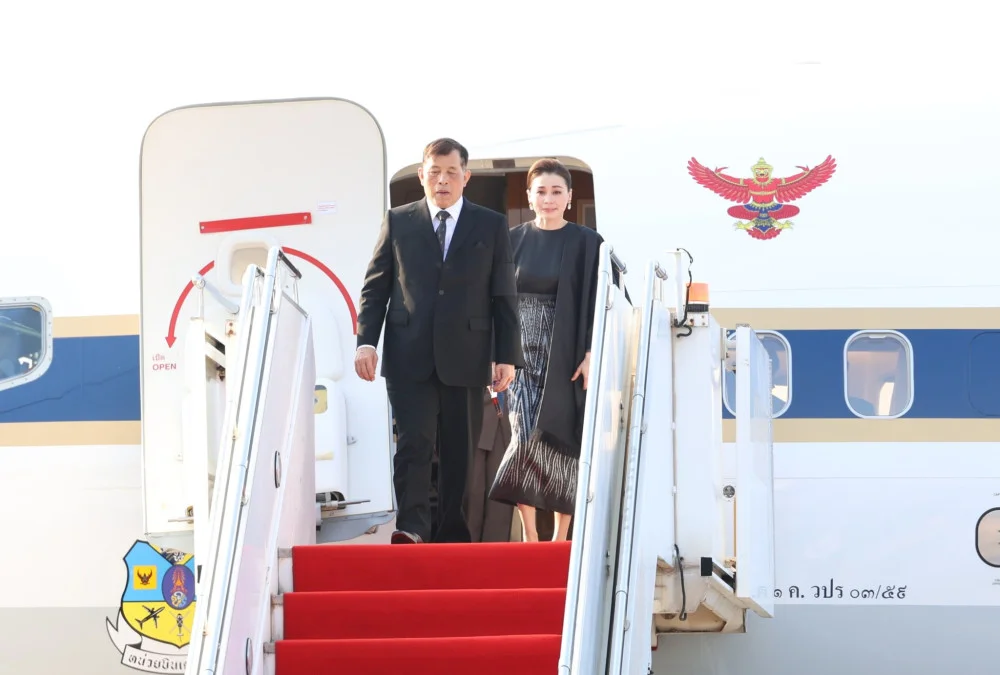 วันที่ ๑๖ มีนาคม ๒๕๖๙ ช่วงเย็น พระบาทสมเด็จพระเจ้าอยู่หัว และสมเด็จพระนางเจ้า ฯ พระบรมราชินี เสด็จพระราชดําเนินถึงสนามบินสากลวัตไต นครหลวงเวียงจันทน์