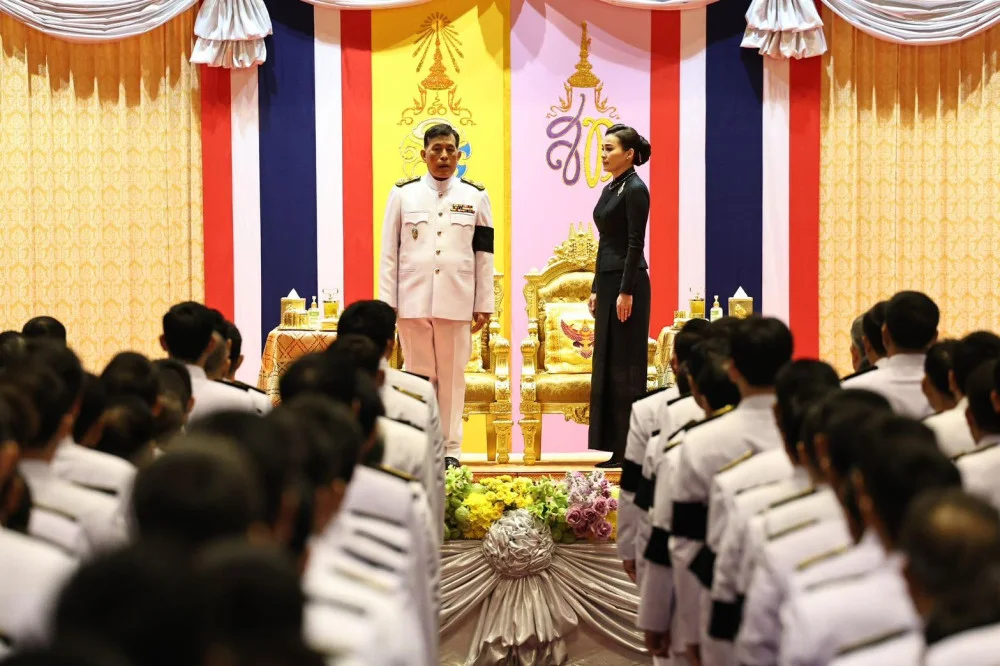 พระบาทสมเด็จพระเจ้าอยู่หัว และสมเด็จพระนางเจ้า ฯ พระบรมราชินี เสด็จพระราชดําเนินไปทรงเปิดประชุมรัฐสภา