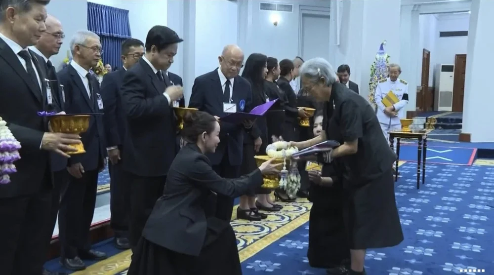 กรมสมเด็จพระเทพรัตนราชสุดา ฯ พระราชทานพระราชวโรกาสให้คณะกรรมการและผู้บริหารมูลนิธิขาเทียม เข้าเฝ้าทูลละอองพระบาท