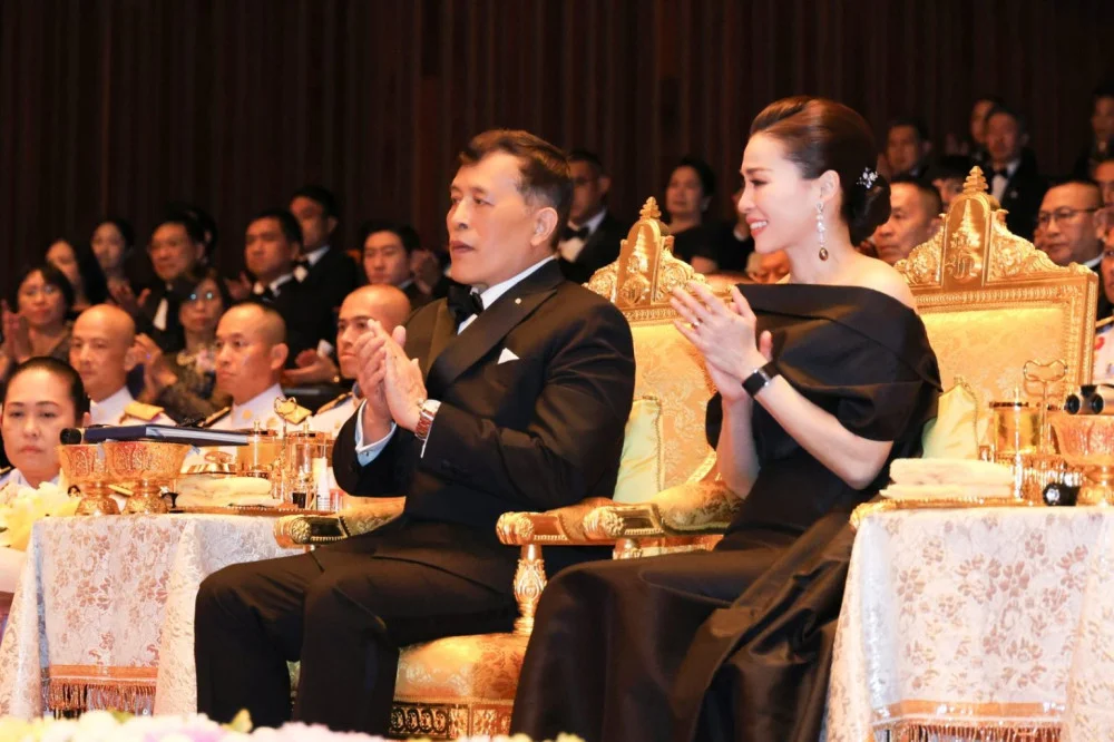 พระบาทสมเด็จพระเจ้าอยู่หัว และสมเด็จพระนางเจ้า ฯ พระบรมราชินี เสด็จพระราชดําเนินไปทรงเป็นองค์ประธาน และทอดพระเนตรการแสดงคอนเสิร์ตเพลงรักชาติ (National Unity Concert)