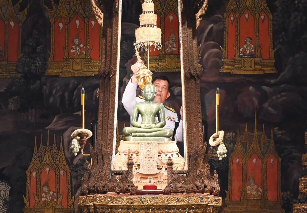 วันที่ ๔ มีนาคม ๒๕๖๙ ในหลวง พระราชินี ทรงเปลี่ยนเครื่องทรงฤดูหนาวเป็นเครื่องทรงฤดูร้อน ถวายพระแก้วมรกต