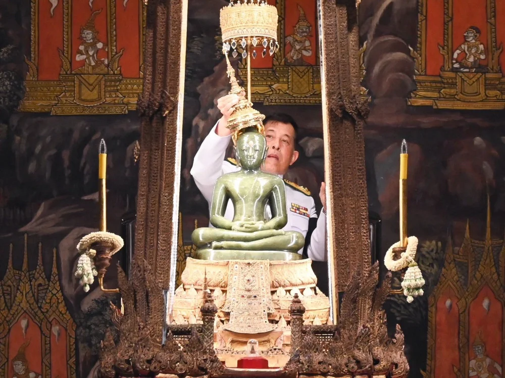 ในหลวง - พระราชินี เสด็จพระราชดําเนินไปทรงเปลี่ยนเครื่องทรงฤดูหนาวเป็นเครื่องทรงฤดูร้อนถวายพระพุทธมหามณีรัตนปฏิมากร ณ พระอุโบสถวัดพระศรีรัตนศาสดาราม พระบรมมหาราชวัง