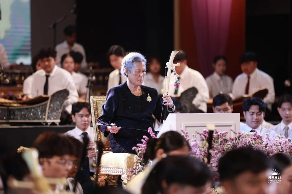 สมเด็จพระกนิษฐาธิราชเจ้า กรมสมเด็จพระเทพรัตนราชสุดาฯ สยามบรมราชกุมารี เสด็จฯ ทรงดนตรีไทยในงานดนตรีไทยอุดมศึกษา ครั้งที่ 48 "ธ สถิตในดวงใจนิรันดร์" ณ มรภ.บ้านสมเด็จเจ้าพระยา