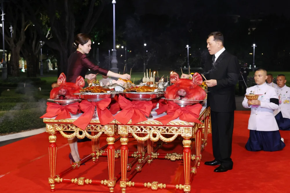พระบาทสมเด็จพระเจ้าอยู่หัว และสมเด็จพระนางเจ้า ฯ พระบรมราชินี ทรงประกอบพระราชพิธีสังเวยพระป้าย เนื่องในเทศกาลตรุษจีนพุทธศักราช ๒๕๖๙