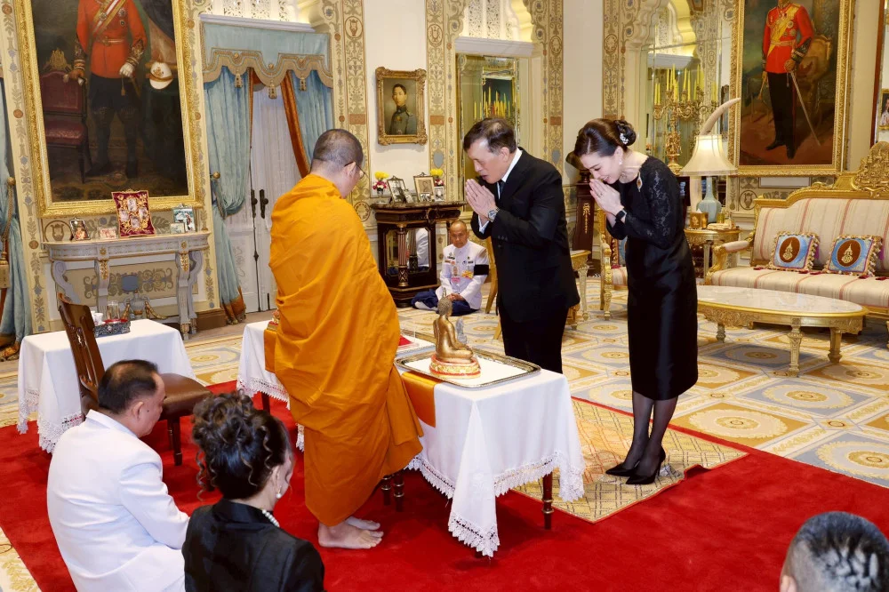 พระบาทสมเด็จพระเจ้าอยู่หัว และสมเด็จพระนางเจ้า ฯ พระบรมราชินี เสด็จออก ณ พระที่นั่งอัมพรสถาน พระราชวังดุสิต