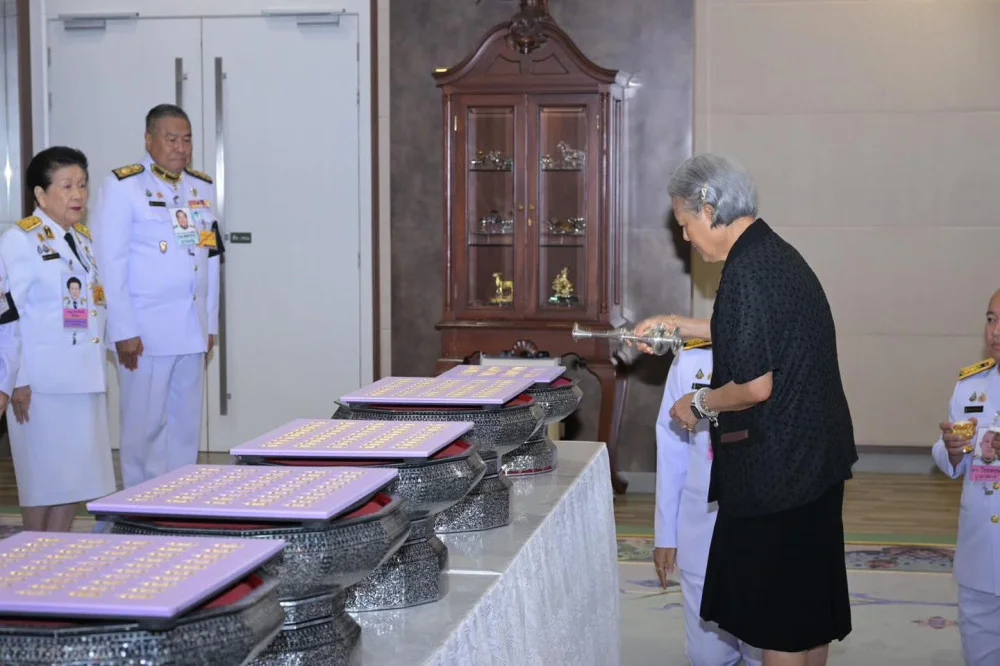 วันจันทร์ที่ ๙ กุมภาพันธ์ ๒๕๖๙ กรมสมเด็จพระเทพรัตนราชสุดา ฯ ทรงเจิมเหรียญที่ระลึกพระพุทธเมตตาประชาไทยไตรโลก