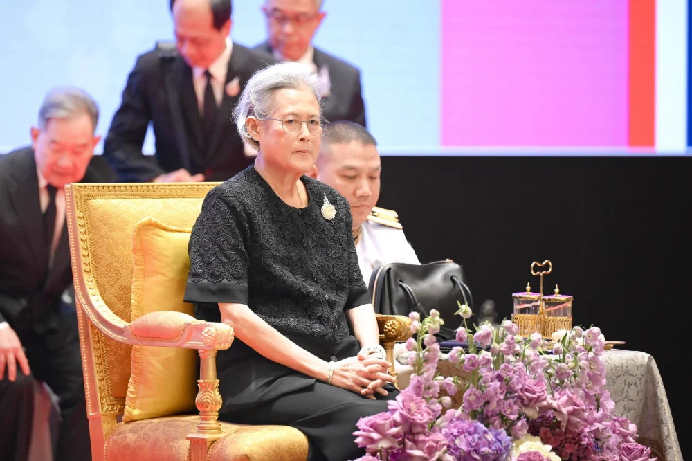 วันที่ ๒ กุมภาพันธ์ ๒๕๖๙ กรมสมเด็จพระเทพรัตนราชสุดา ฯ พระราชทานเข็ม "พุ่มเพชร" แก่ผู้ดําเนินงานมูลนิธิร่วมจิตต์น้อมเกล้า ฯ เพื่อเยาวชน ในพระบรมราชินูปถัมภ์